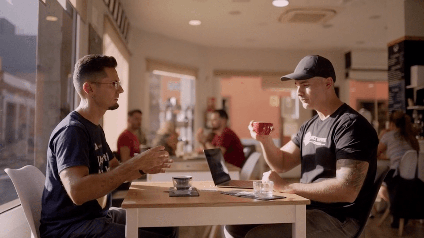 Carlos Blé y Miguel Gómez tomando un café
